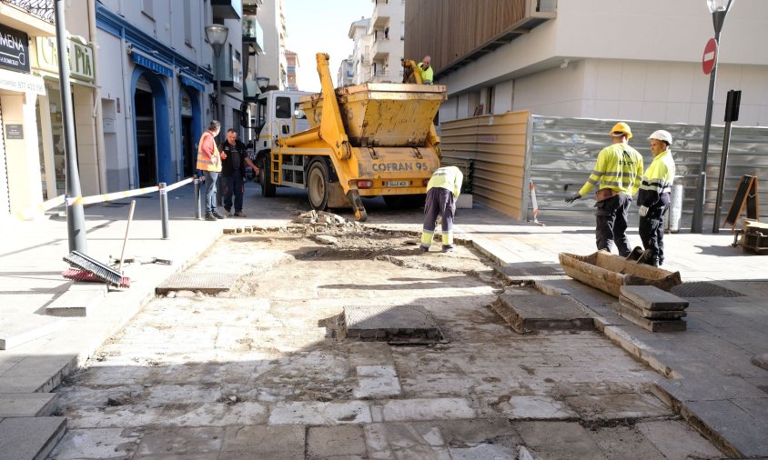 Imatge dels treballs de reparació del paviment del carrer de Pau Casals