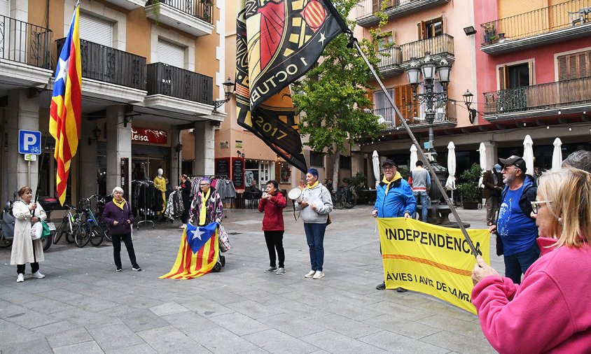 Les Àvies i Avis per la Independència. ahir, a la plaça de la Vila