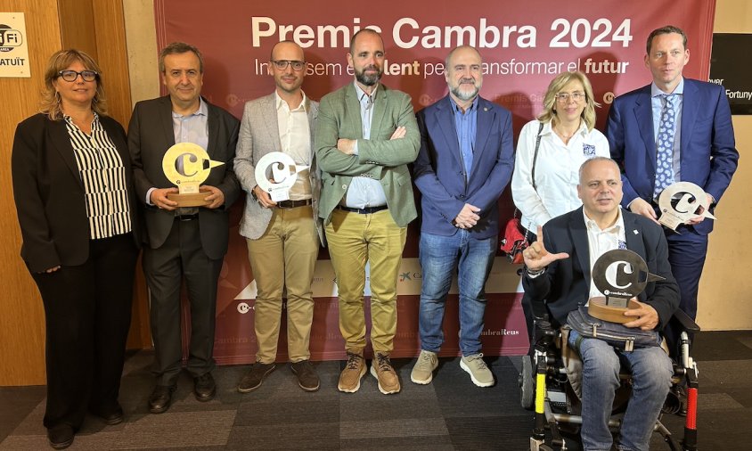 Els representants de Revista Cambrils, Verdcamp Fruits, Swim for ELA i Hotel Rovira acompanyat de l'alcalde Alfredo Clúa i de la cambrilenca Berta Cabré, presidenta de la FEHT i membre de la Cambra de Reus