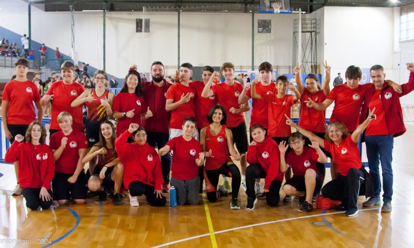 Foto de grup dels integrants de l'Escola del Club Rem Cambrils