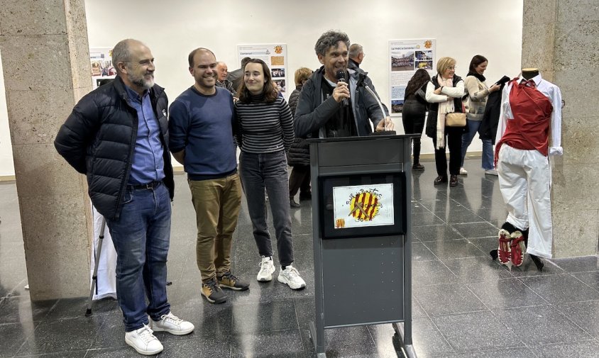 La inauguració va anar a càrrec de l'alcalde Alfredo Clúa, el regidor de Cultura, Jordi Barberà, i dos dels membres de la junta del Ball de Bastons, Paula Torné i Eduard Pellicer