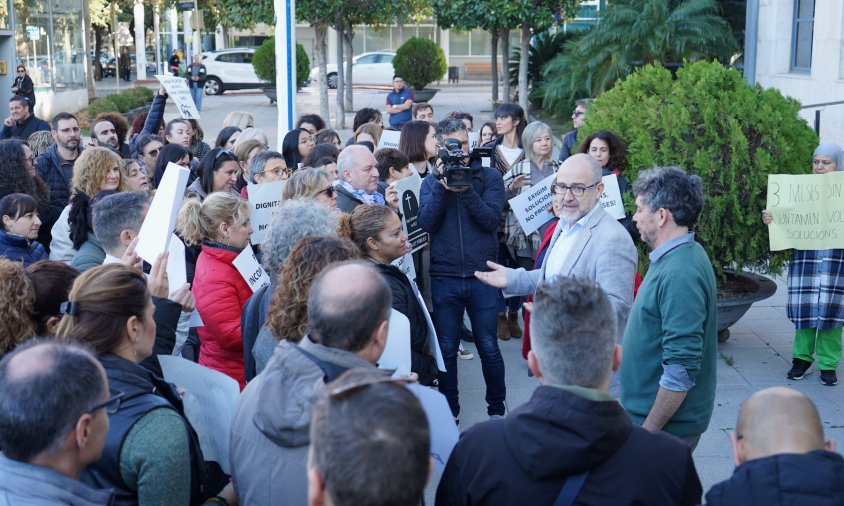 L'alcalde i els regidors Jordi Barberà i Gemma Balanyà han sortit a parlar amb els manifestants