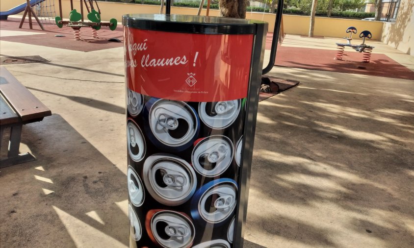 Màquina compactadora instal·lada al parc infantil del costat del pavelló esportiu de l'Hospitalet de l'Infant