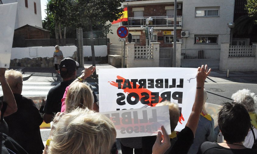 Un centenar de persones han participat en la concentració de davant la caserna de la Guàrdia Civil