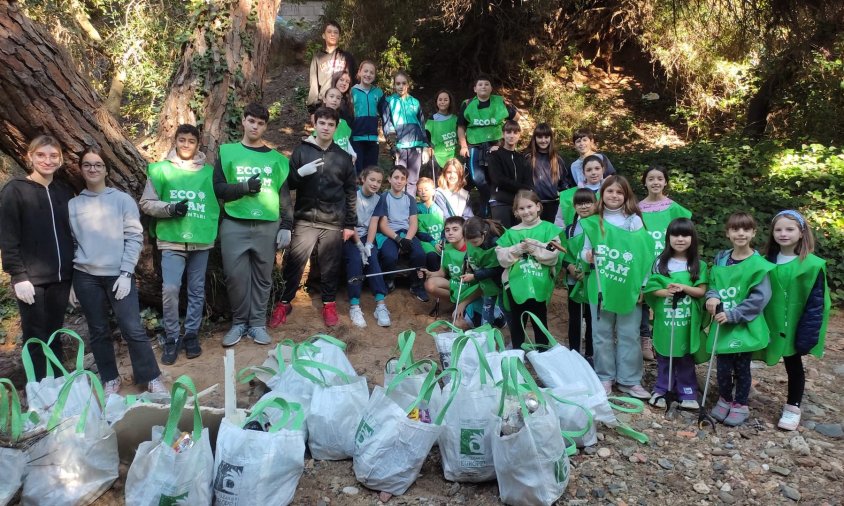 Grup d'alumnes del col·legi Cardenal Vidal i Barraquer que van anar a netejar al barranc