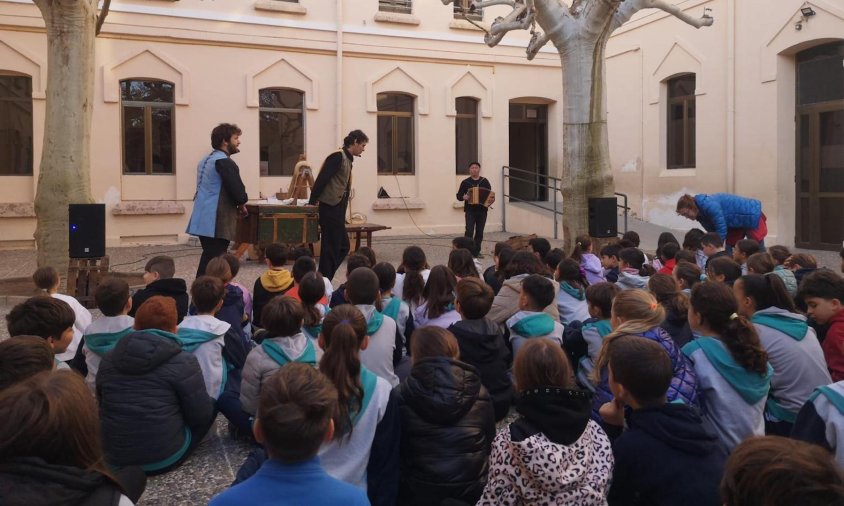 Un moment de la representació teatral al pati de l'edifici de La Salle