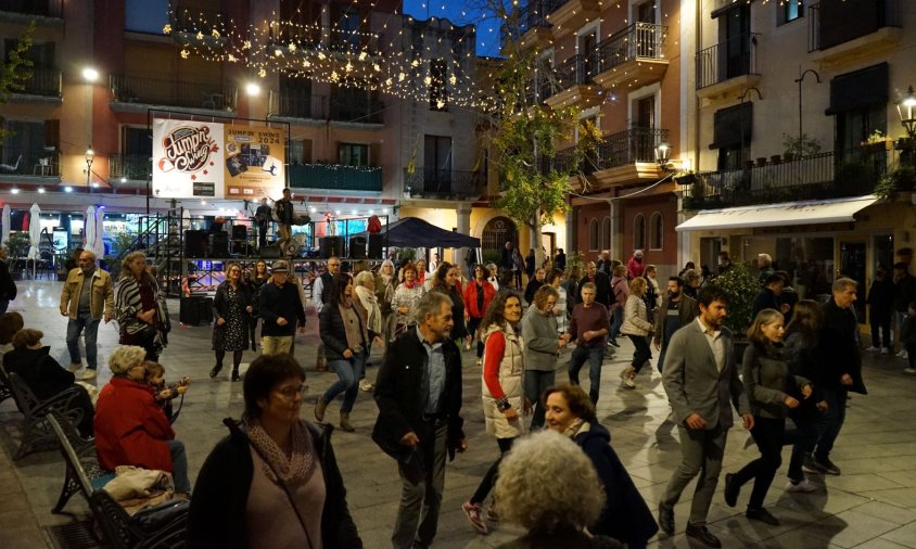 Desenes de persones van participar a la classe de jazz steps