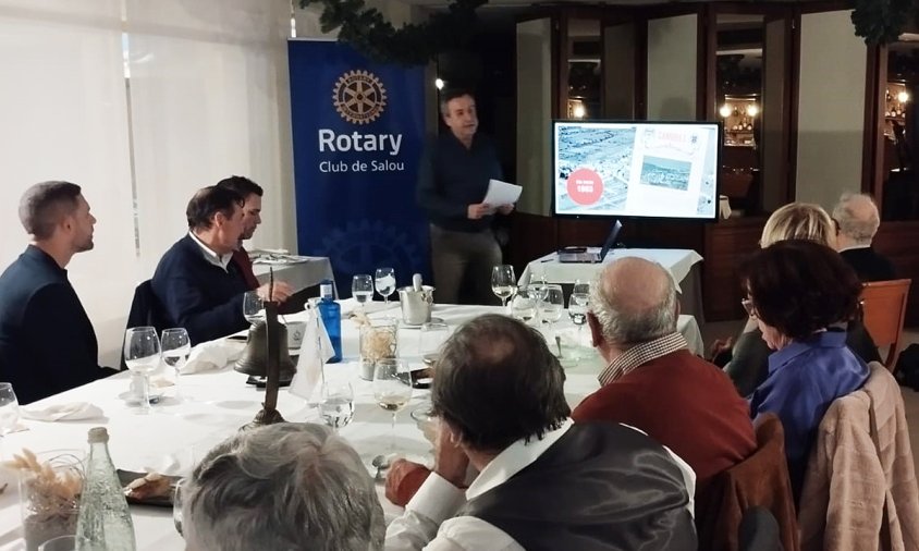 Lluís Rovira, director de Revista Cambrils, en un moment de la seva exposició al Rotary Club de Salou