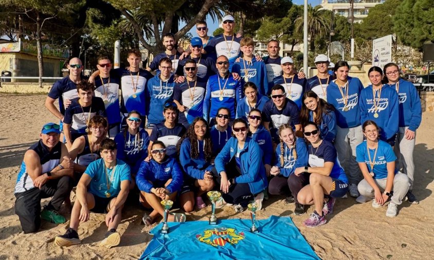 Foto de grups dels vogadors i vogadores que van competir a Sant Feliu de Guíxols, el passat diumenge