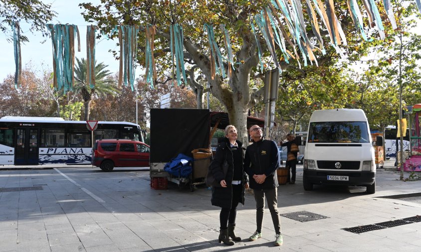 La regidora de Joventut, Laura Mellau, amb el representant de l'associació Pels Valents de Cambrils, Joan Carles Adell, ahir, a la presentació de la iniciativa