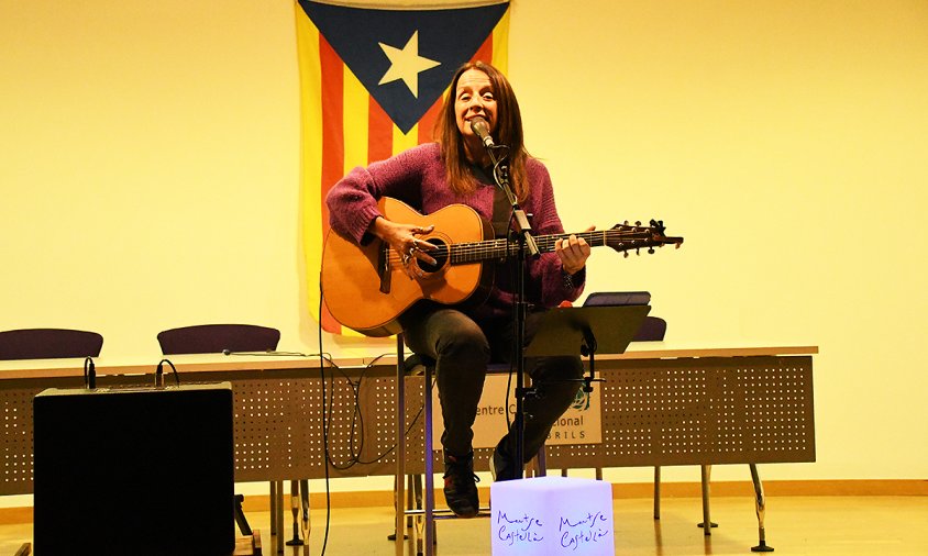 Montse Castellà amb la seva guitarra, ahir, al Centre Cultural