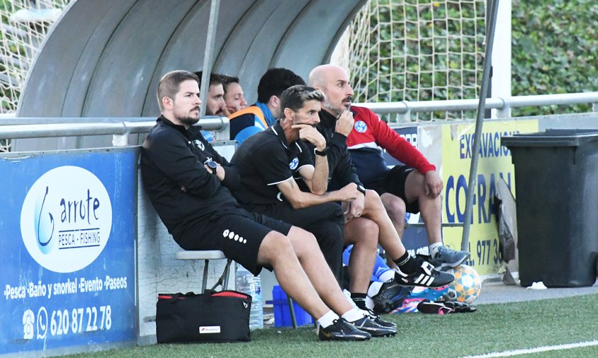 El míster Jesús Benito a la banqueta del Cambrils Unió, en un partit d'aquesta temporada