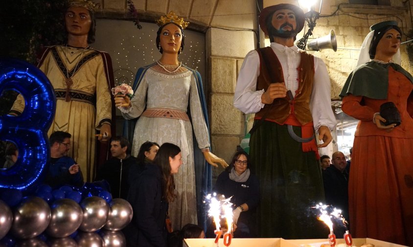 Els gegants van bufar les espelmes a la plaça de la Vila