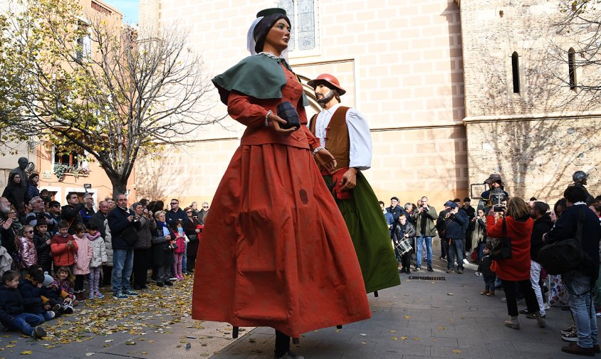 Ballada dels gegants Ermengol i Magdalena a la plaça de l'església de Santa Maria