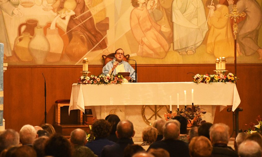 Un moment de la celebració de la Missa Major, amb mossèn Joan Maria Padrell com a oficiant