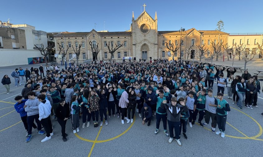 Foto de grup de l'alumnat del col·legi que va participar a l'acte de La Marató