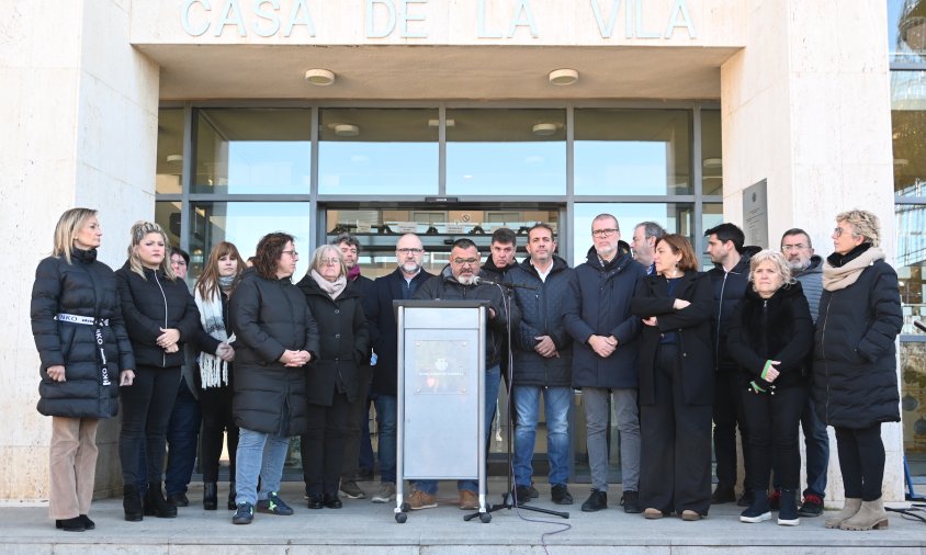 Moment de la lectura del manifest, aquest migdia, a la plaça de l'Ajuntament