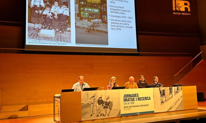 La presentació va anar a càrrec del responsable de l’Arxiu, Pedro Otiña, i portava per títol “Vida i festa del nostre barri. L’Eixample de Cambrils”