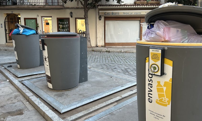 Imatge d'una bateria de contenidors situada a la plaça del Marquès de Marianao