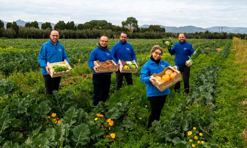 Els membres de l'empresa Verdcamp Fruits amb les fruites i hortalisses que cultiven a Cambrils