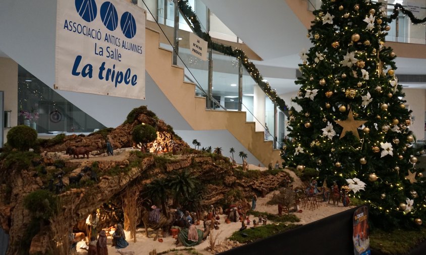 Pessebre de l'Associació Antics Alumnes La Salle al vestíbul de l'Ajuntament de Cambrils