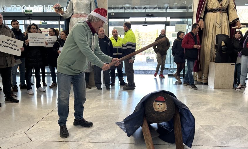 Els treballadors i treballadores han fet cagar el Tió al vestíbul de l'Ajuntament