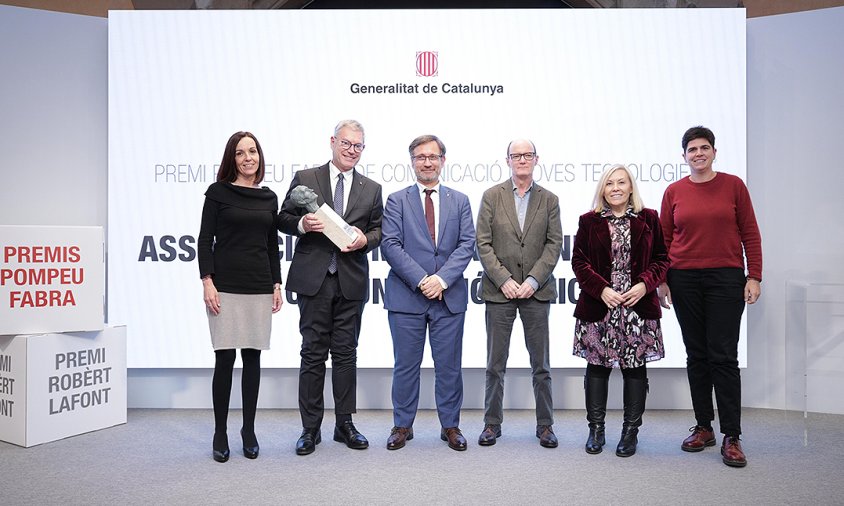 El president de l’AMIC, Ramon Grau i el conseller de Política Lingüística, Francesc Xavier Vila, acompanyats per Núria Muñoz, Josep Ritort, Carmina Crusafon i Zaida Torregrossa, membres de la junta i de l’equip de l’AMIC