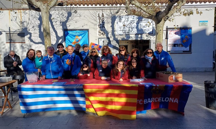 Foto conjunta dels membres de la Penya Barça Cambrils i la Penya Blanc i Blava Cambrils