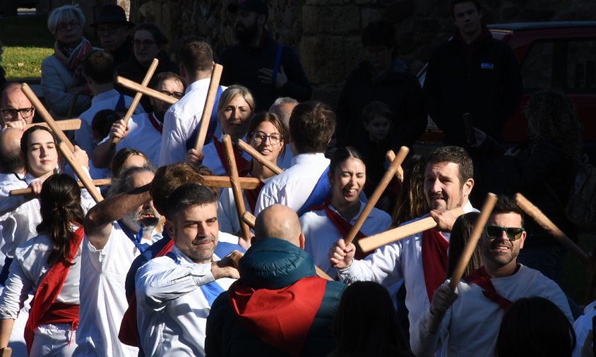 Un moment de l'actuació conjunta dels cinc quadres del Ball de Bastons, a la plaça del Setge