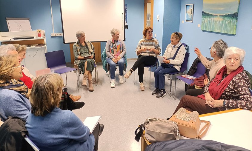 Un moment de la sessió del Club de Lectura Adult celebrat ahir al vespre a la biblioteca