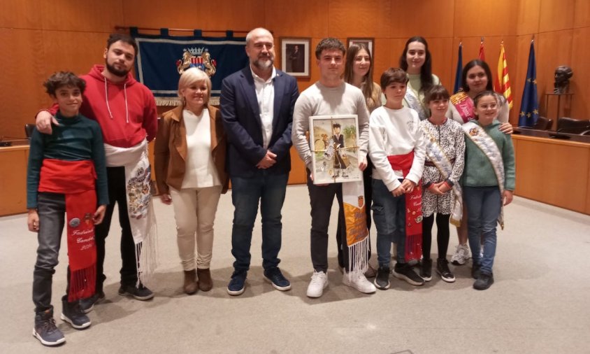 L'Hereu de Cambrils amb l'alcalde, la regidora de Festes, la Pubilla, les Damisel·les i el Fadrí, a la sala de plens