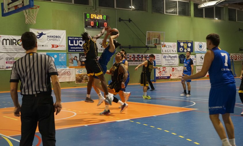 Un moment del partit entre el CB Cambrils i l'AD Torreforta el passat diumenge a la tarda