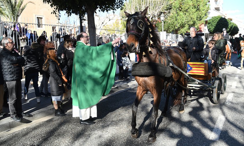 Imatge de la benedicció d'animals, davant de l'Ermita, en l'edició dels Tres Tombs de l'any passat