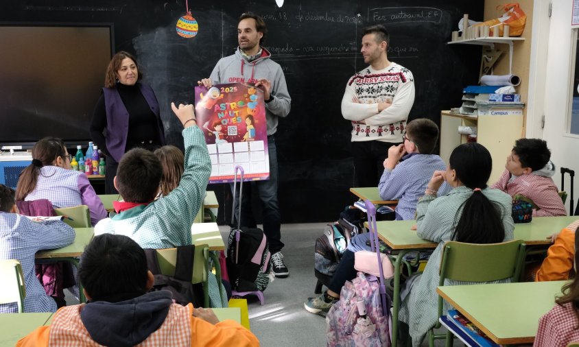 La regidora d’Igualtat, Gemma Balanyà, i el director de l'Escola Cambrils, Alberto Sanjuan, van presentar el calendari una classe de 5è de primària