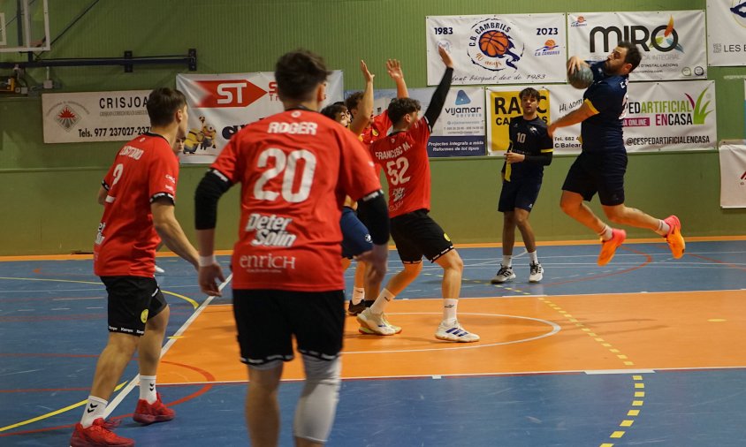 Un moment del partit del CH Cambrils i el CH Ribes en el partit disputat el passat dissabte al vespre