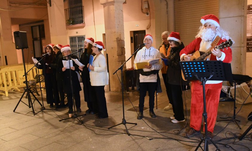 la Coral Nadalenca va oferir un concert a l'aire lliure acompanyada de panderetes i d'altres instruments de percussió