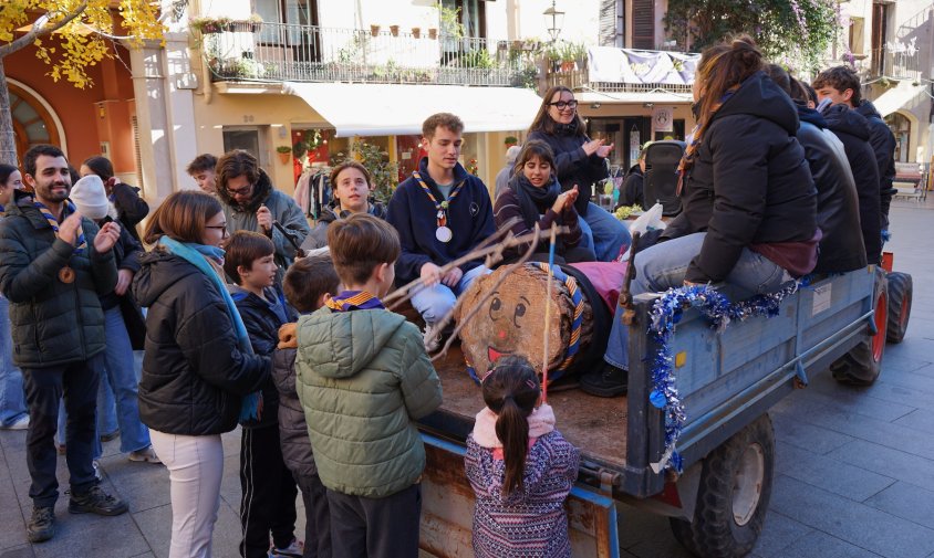 El tió solidari va passar per la plaça de la Vila