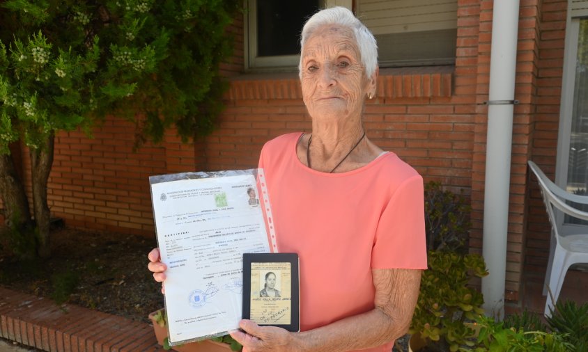 Celia Trivez mostrant els documents de les titulacions que es va treure per sortir a la mar