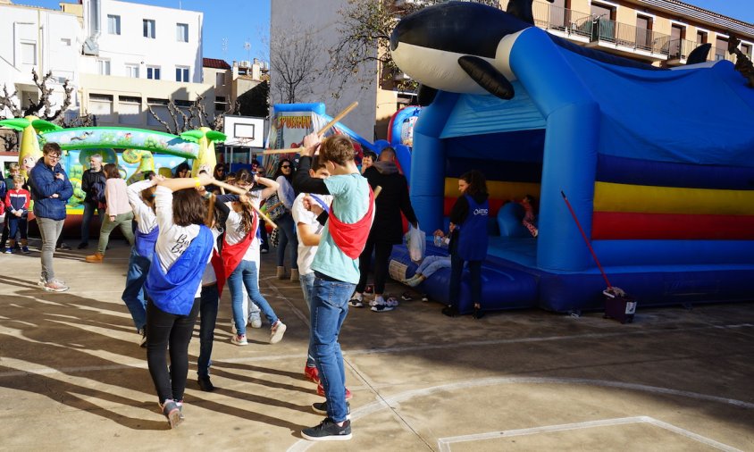 El Ball de Bastons va ensenyar a picar els bastons als xiquets i xiquetes que hi havia al Parc de Nadal ahir al matí