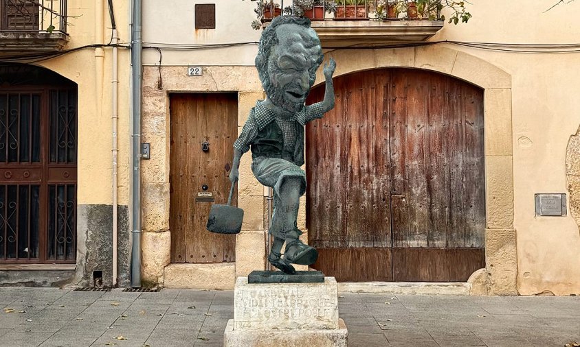 La nova estàtua del Calot, a la plaça de l'Església de Santa Maria