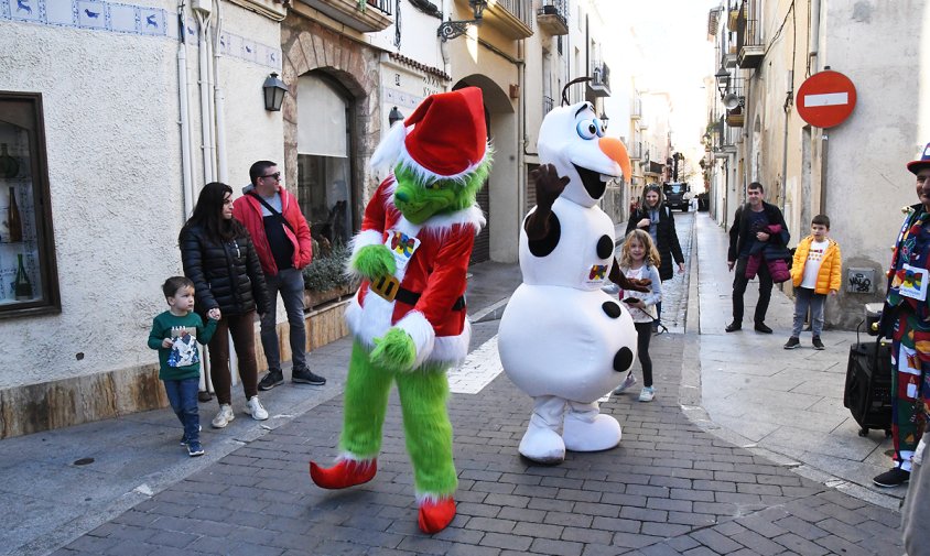 Olaf i Grinch van fer un recorregut pels carrers de la vila, ahir al matí