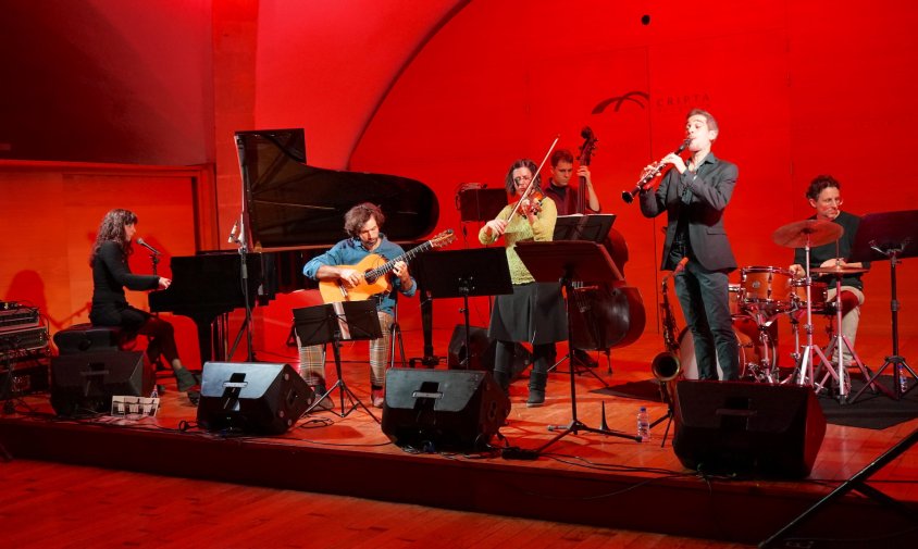 El Mar Serra Group està integrat per un pinao, un contrabaix, una bateria, una guitarra acústica, un violí i un clarinet o saxo tenor