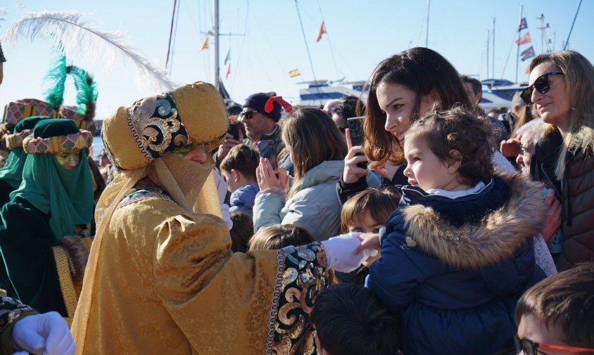 Un dels herlads saludant a la canalla