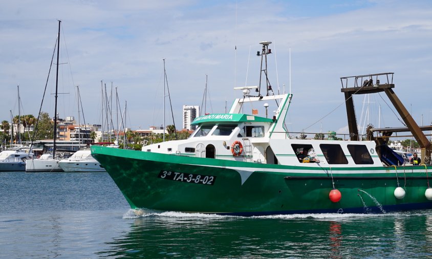 Imatge d'una barca d'arrossegament entrant al port cambrilenc, aquest passat estiu