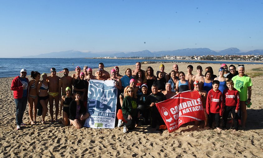 Nedadors i acompanyants, ahir a la platja del Cavet, poc abans d'entrar a l'aigua