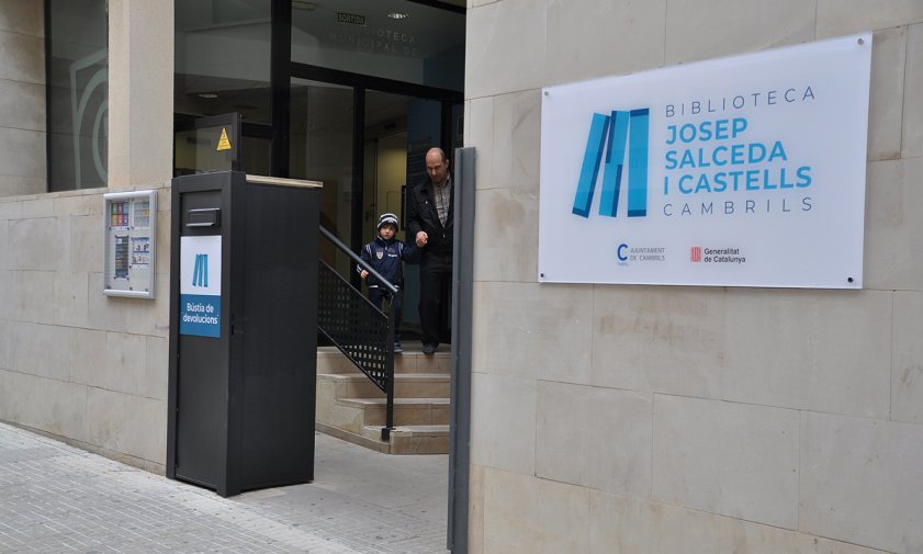 Imatge d'arxiu de l'entrada de l'edifici de la Biblioteca Josep Salceda i Castells