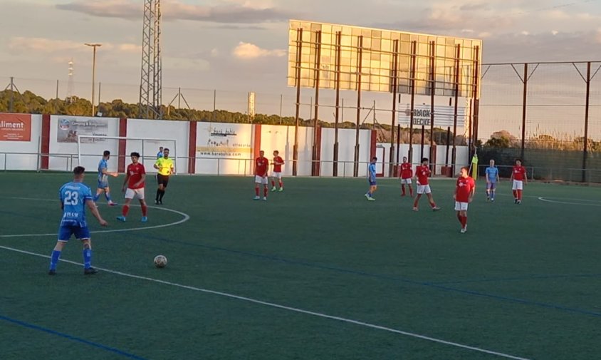 Imatge del partit entre el Cambrils Unió i el Roda de Barà