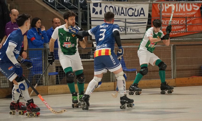 Un moment del partit entre el Cambrils CH i el CP Vilanova disputat el passat dissabte a la tarda