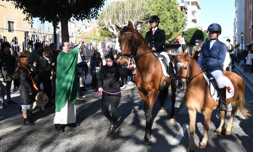 El mossèn Joan Maria Pradell fent la benedicció dels animals al pas dels Tres Tombs per davant de l'Ermita, en la celebració de l'any passat