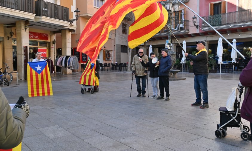 Un moment de la trobada de les Àvies i Avis, ahir al matí, a la plaça de la Vila